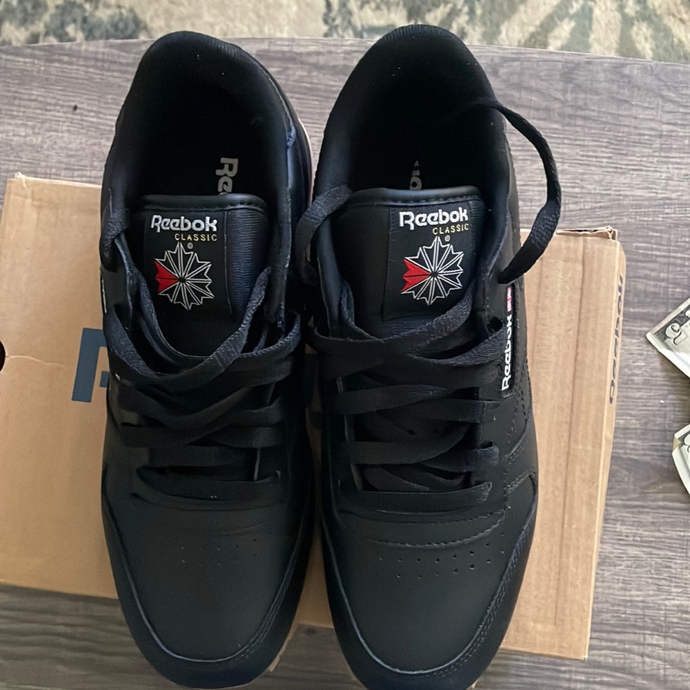 Reebok Classic sz-6. Black with gum soles
